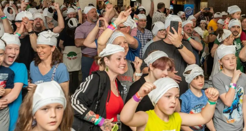 Más 350 personas rompen récord poniéndose ropa interior de sombrero
