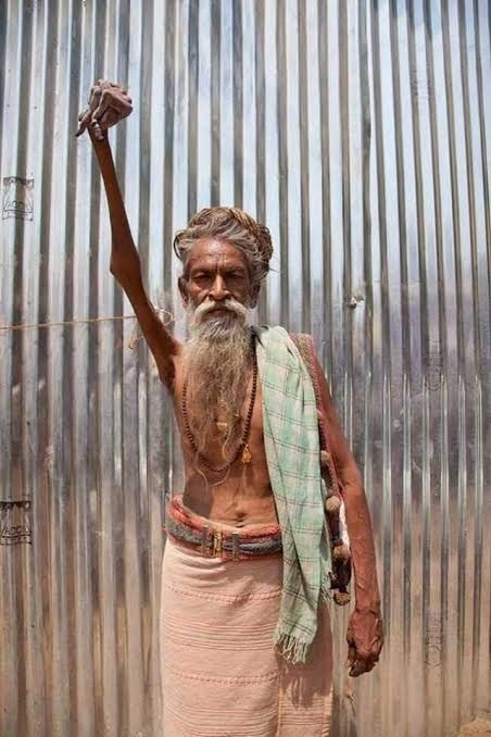 Un hombre sostiene su brazo en alto desde hace 48 años por la paz