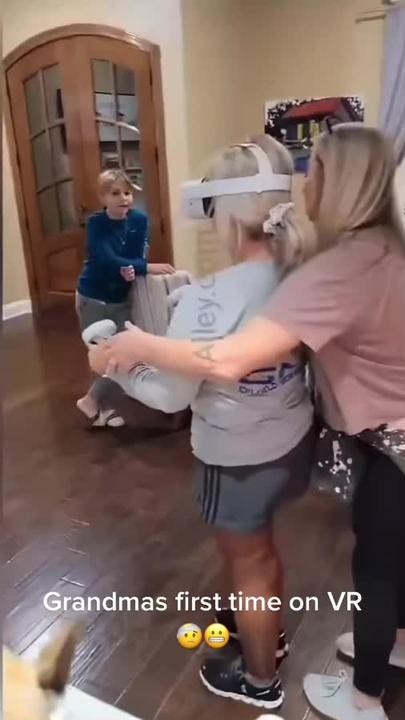 Abuela le pega a su nieto usando un casco de realidad virtual