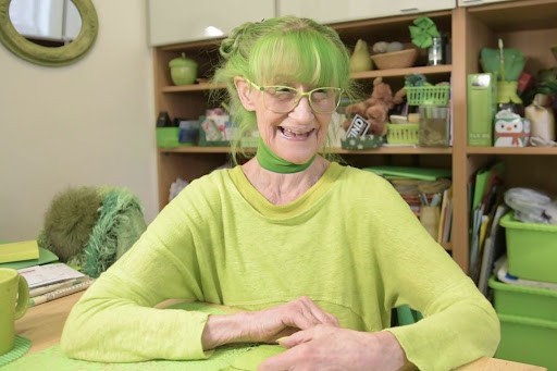 Mujer hace más de dos décadas se viste de verde