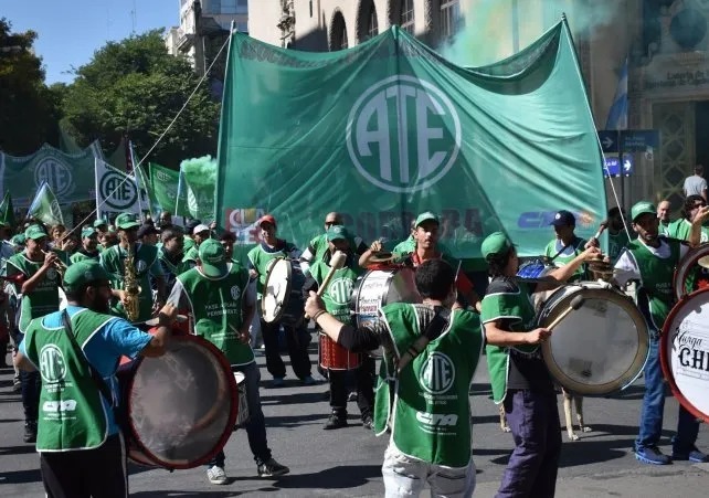 Estatales de Santa Fe se suman al paro contra la reforma laboral 