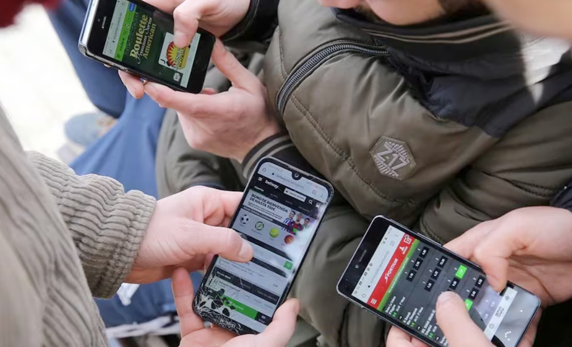 Chicos de 13 años tienen deudas de juego