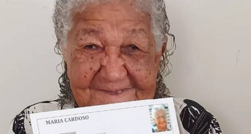 Una mujer de 101 años busca trabajo para comprar comida y vino