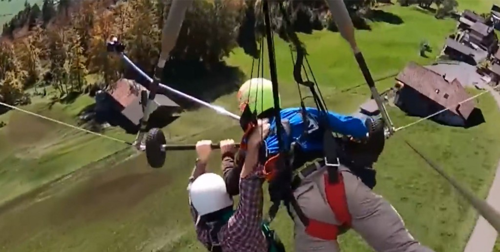 Hombre se tiró en parapente sin estar asegurado y terminó colgando de una mano a 300 metros de altura