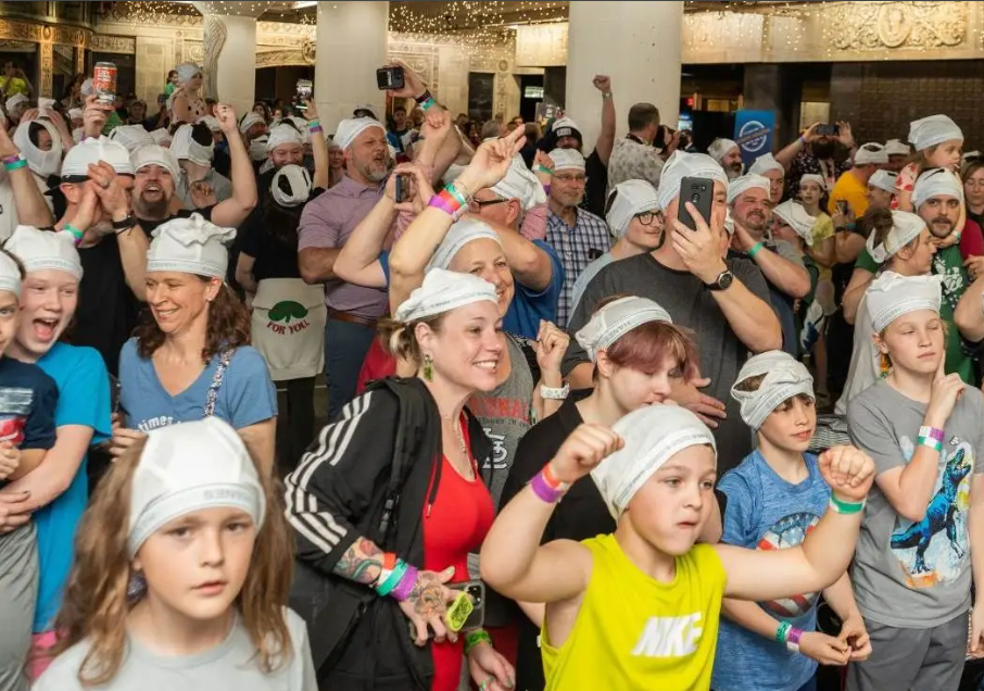 Más 350 personas rompen récord poniéndose ropa interior de sombrero