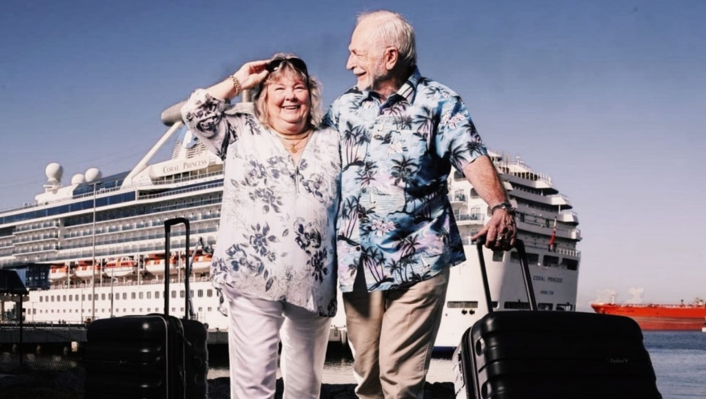Jubilados pasean por cruceros para evitar el geriátrico