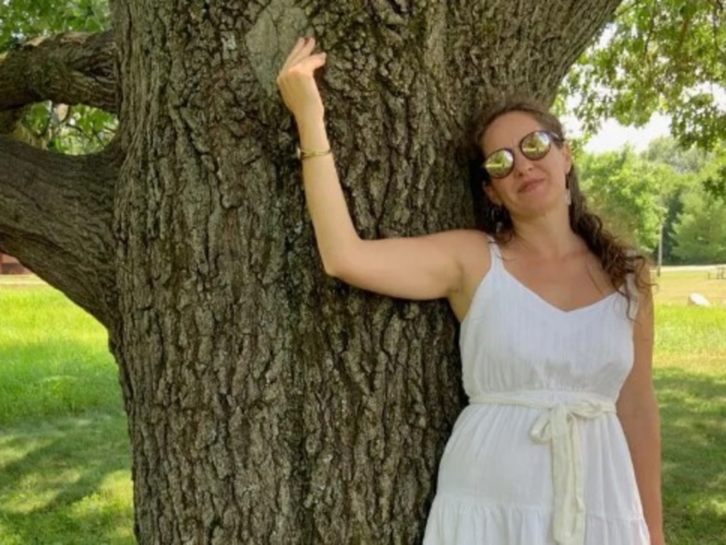Mujer confiesa relación erótica con un árbol