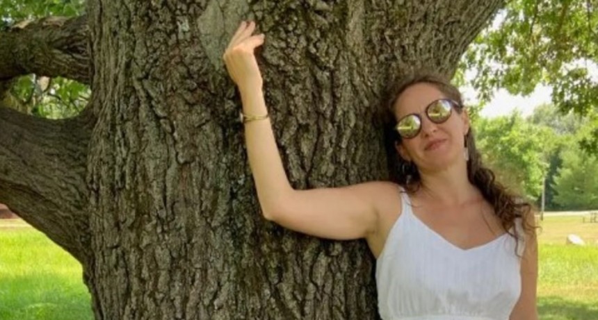 Mujer confiesa relación erótica con un árbol