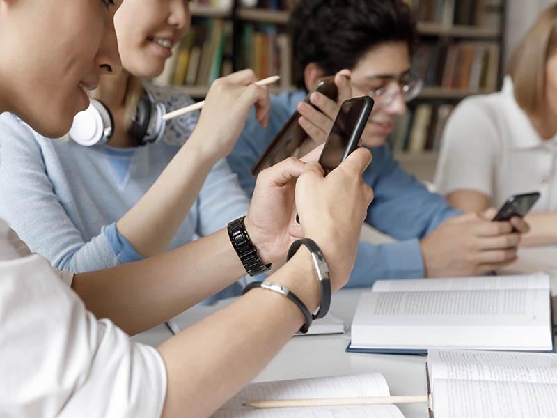 Mas de la mitad de los estudiantes se distrae en clases por el celular