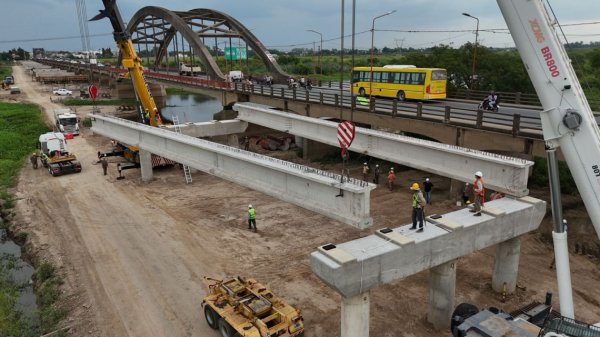 El gobierno indica que ya se construy&oacute; la mitad de la obra del puente Santa Fe - Santo Tom&eacute;  
