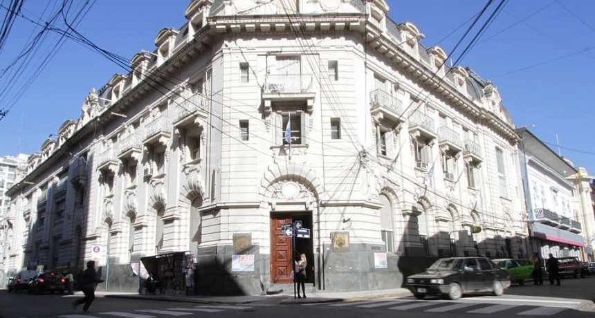 Los bancos darán números a quienes estén en la fila una hora antes del cierre