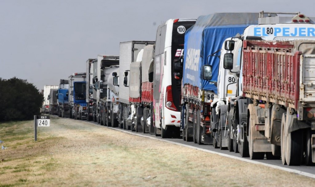 Camiones llevan la cosecha gruesa al sur de la provincia