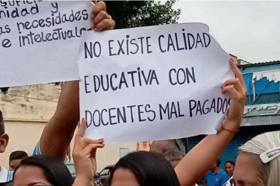 Docentes consideran que no alcanza con empatarle a la inflación