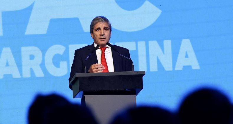 El Gobierno prepara medidas para incentivar el uso de dólares