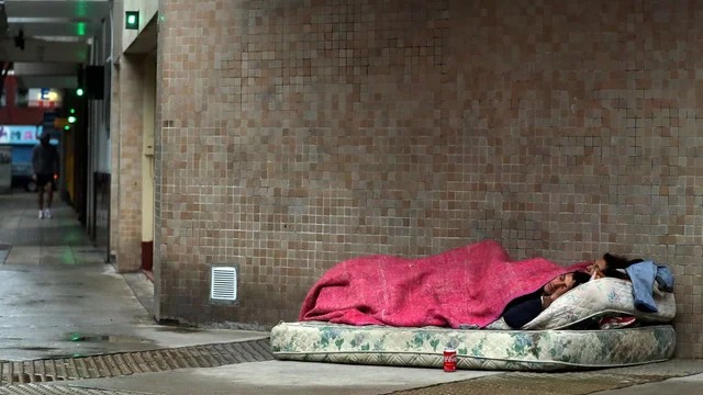 La UCA alerta de que la baja de la pobreza es una "ficci&oacute;n" que no llega al bolsillo