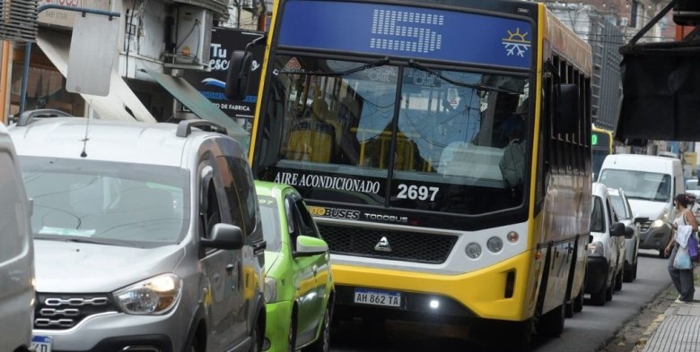 El municipio busca frenar el recorte nocturno de colectivos