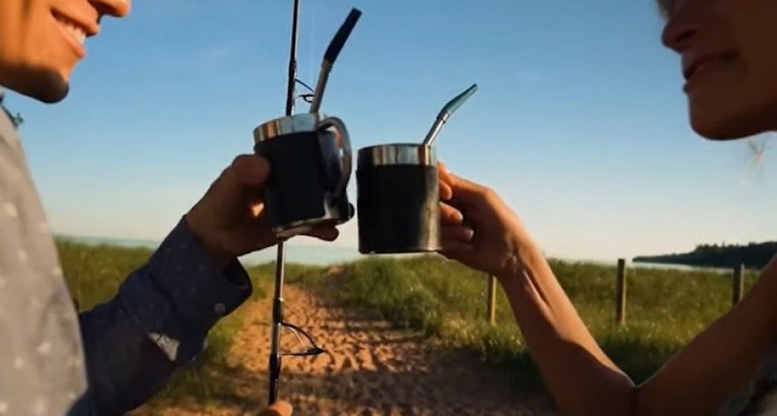 Un Estadounidense copió la forma de tomar mate para tomar café
