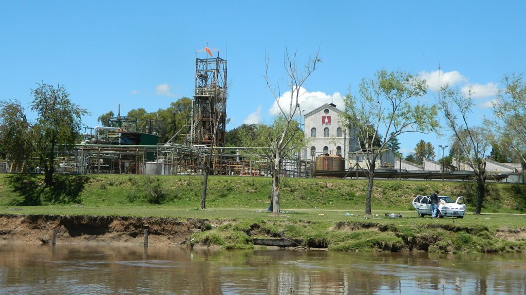 Convocan a indagatoria a 14 personas por la contaminación del río Paraná