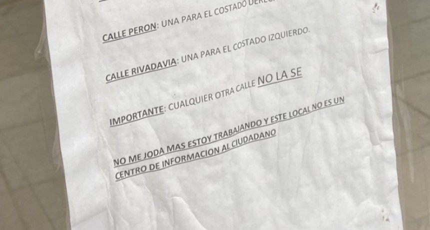 Comerciante pegó un cartel en la puerta de su local para que dejen de preguntarle por ubicación de calles