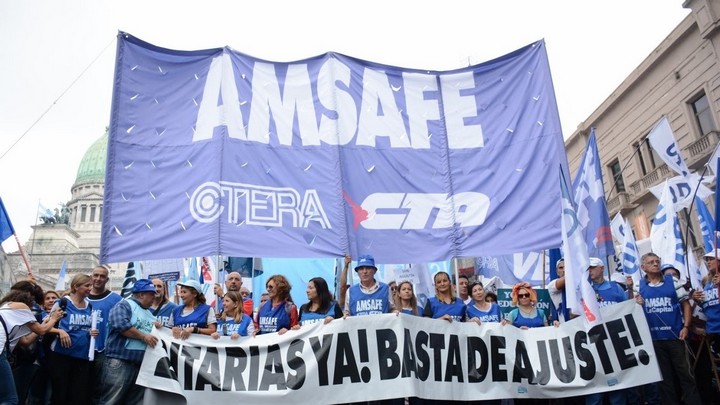 Docentes definen si van al paro