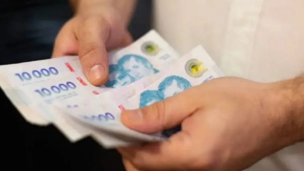 El salario mínimo cayó un 32% desde noviembre del 2023