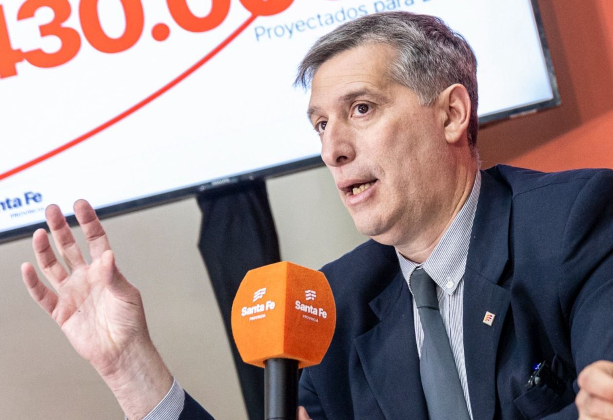 Olivares explicó a diputados el proyecto de endeudamiento para obras
