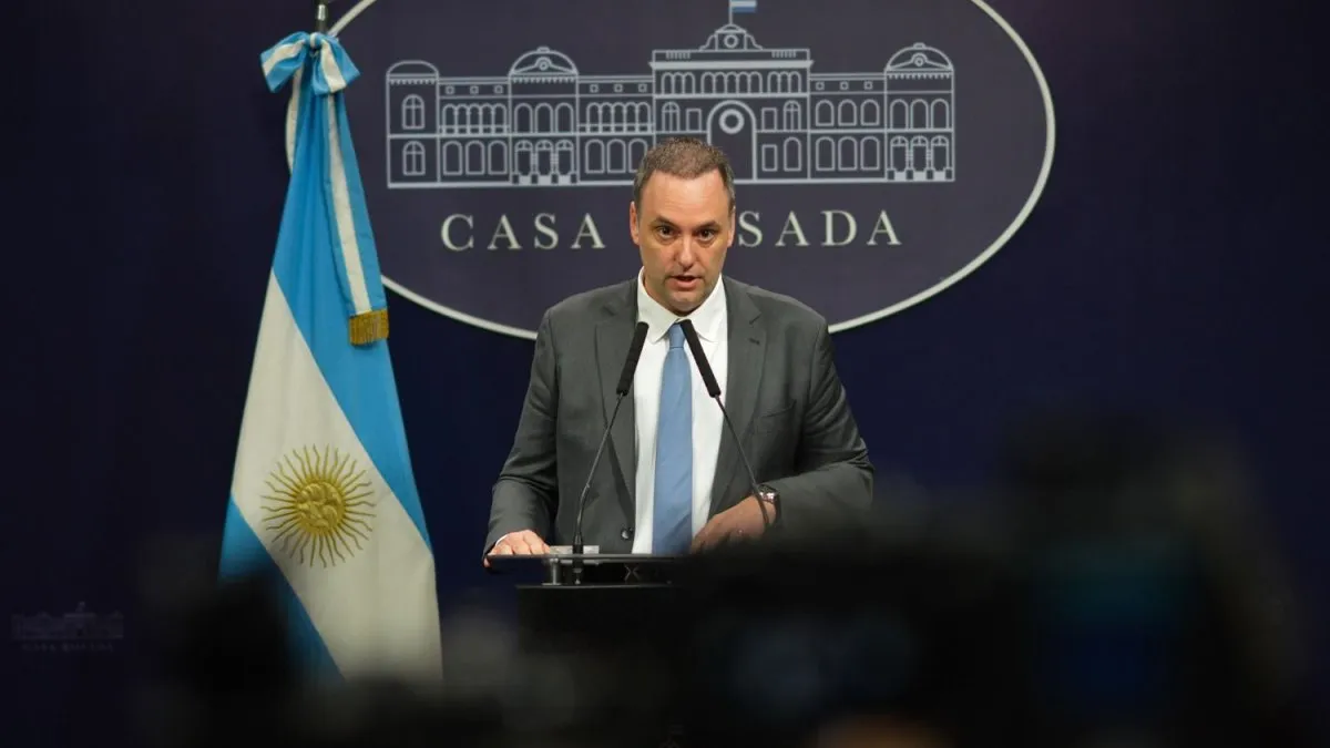 Sesi&oacute;n en Diputados por Adorni