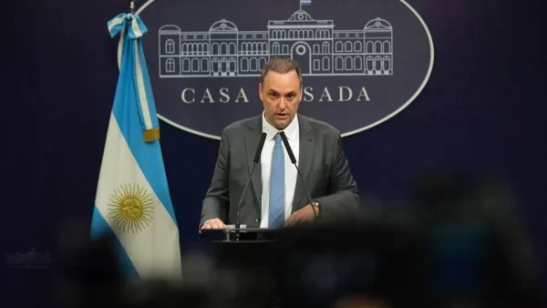 Sesi&oacute;n en Diputados por Adorni