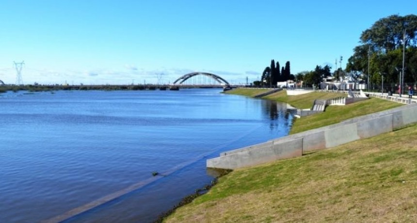 En la costa santotomesina: hallaron electrodomésticos arrojados como basura al río Salado