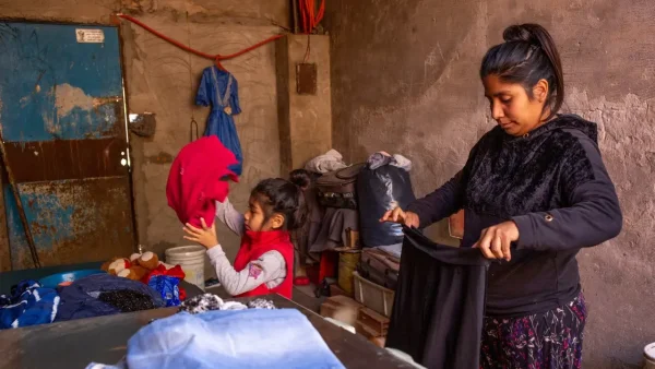 La pobreza infantil cay&oacute; al 42,3% en 2025