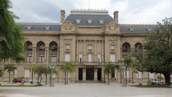 El gobierno santafesino reconoci&oacute; un d&eacute;ficit de casi $600.000 millones 