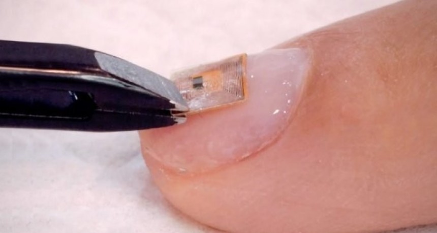Salón de belleza coloca chips en uñas que pueden ser utilizados como tarjetas de crédito