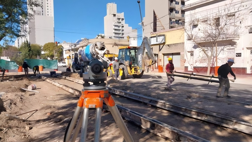 Habilitan parcialmente el tránsito en el socavón de Boulevard y Urquiza