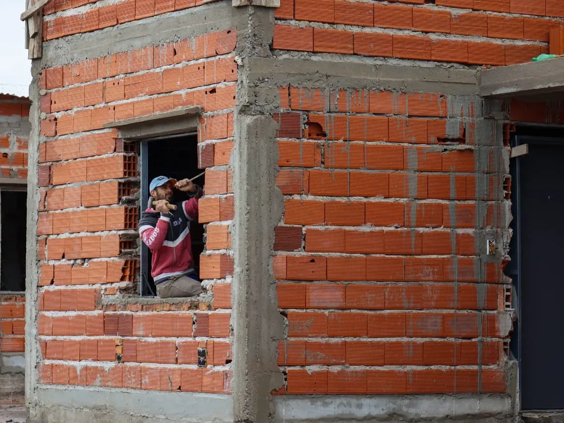 Casi la mitad del costo de construir una vivienda son impuestos y cargas sociales