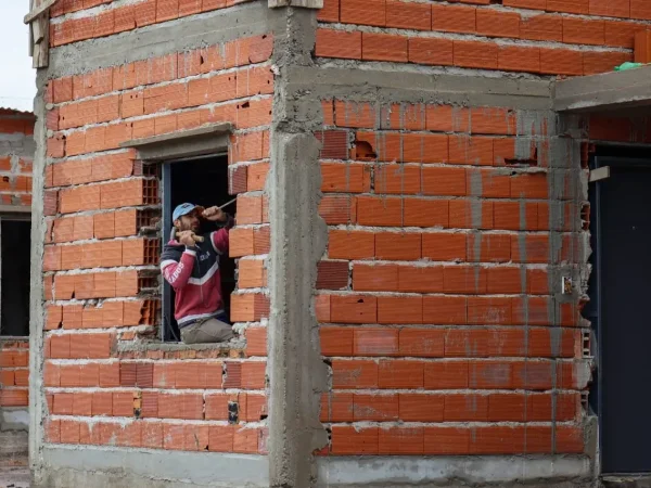 Casi la mitad del costo de construir una vivienda son impuestos y cargas sociales