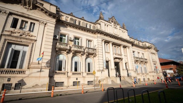 Pasaron a disponibilidad a los polic&iacute;as detenidos por sustraer 1500 d&oacute;lares en un control vehicular