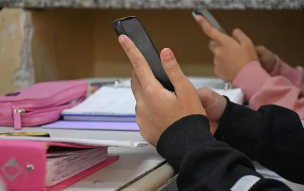 La prohibici&oacute;n de celulares en la escuela muestra resultados dispares