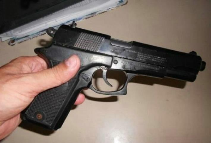 Delincuentes robaron el arma reglamentaria de una policía en barrio Mayoraz