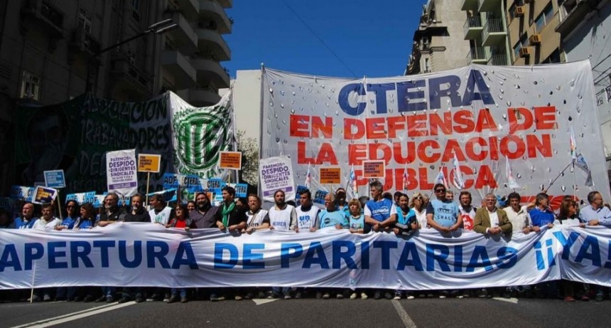 Docentes presentan resolución judicial en contra de Ganancias