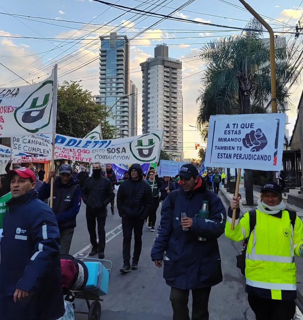Trabajadores municipales se manifiestan frente a la sede del Ministerio de Trabajo