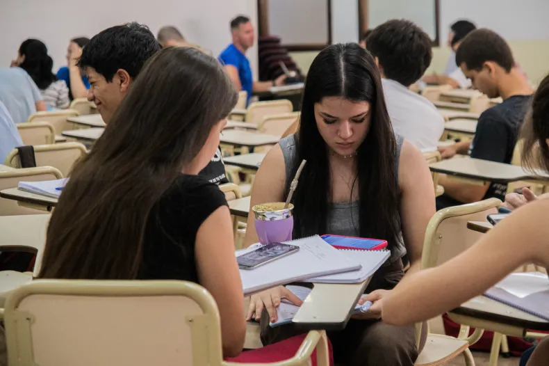 La mayoría de los estudiantes siente que su situación económica limita su futuro