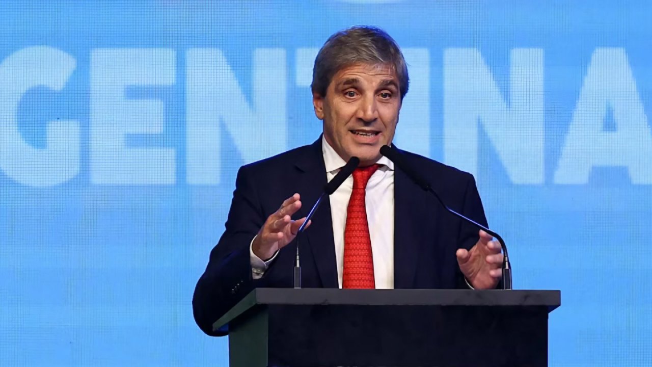 Caputo dijo que la suba de tasas es “transitoria” 