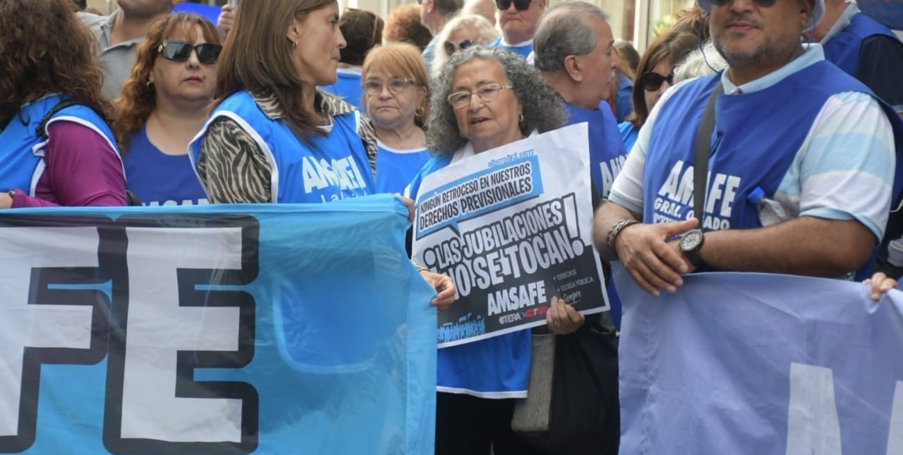 Docentes protestan frente a la Caja de Jubilaciones 