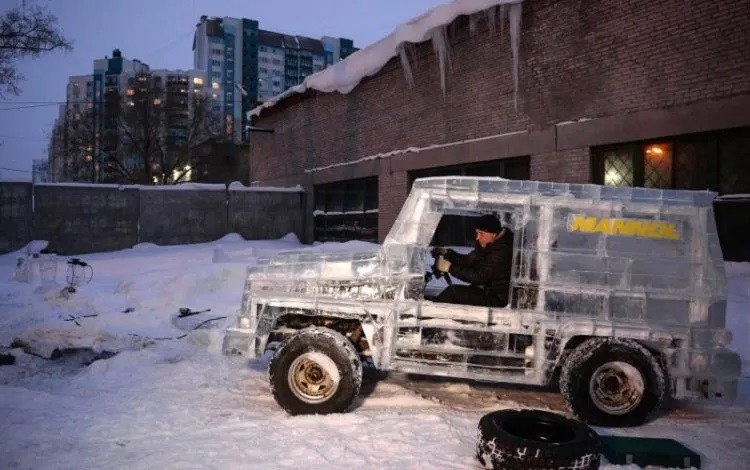 Construyeron un auto con bloques de hielo en Rusia