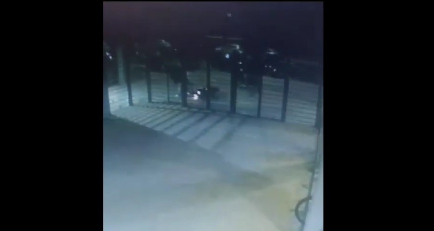 Hombre evitó el robo de su moto peleándose con los ladrones 