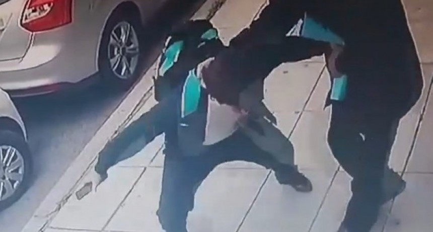 Niño se resiste a robo a la salida de la escuela