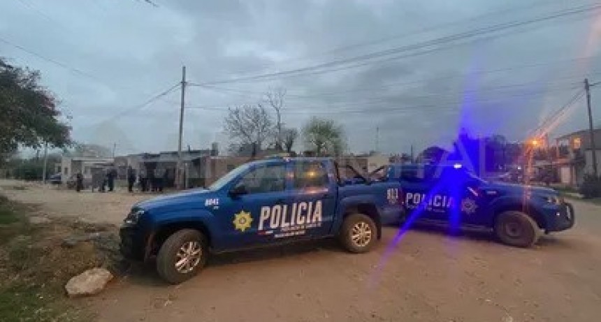 Balearon a dos hombres y uno murió
