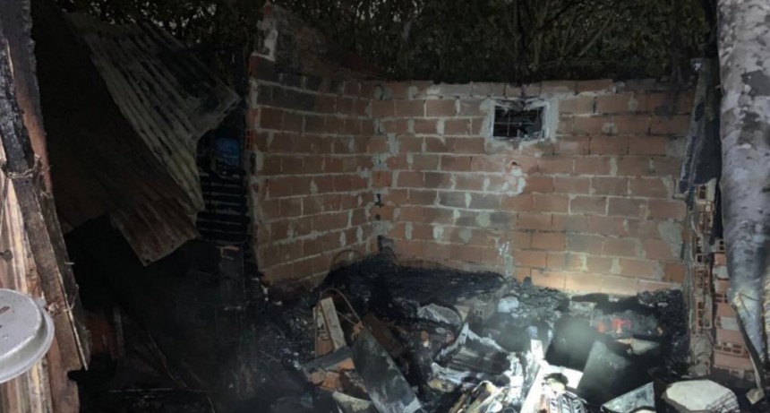 Una familia pudo escaparse de su casa mientras se incendiaba