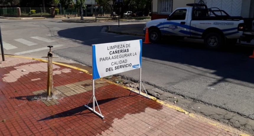 Limpieza de la red de distribución de agua potable en la ciudad en horario vespertino 