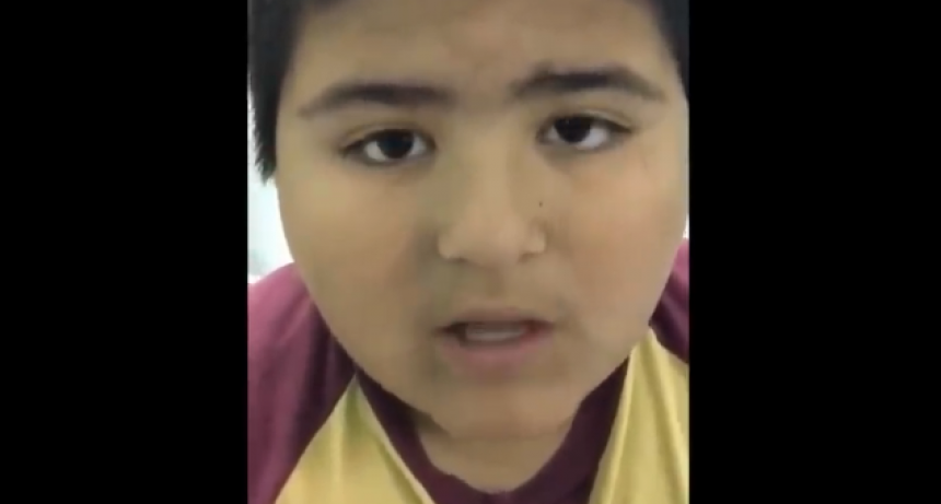 Niño silba como un pato cuando habla por tragarse un silbato